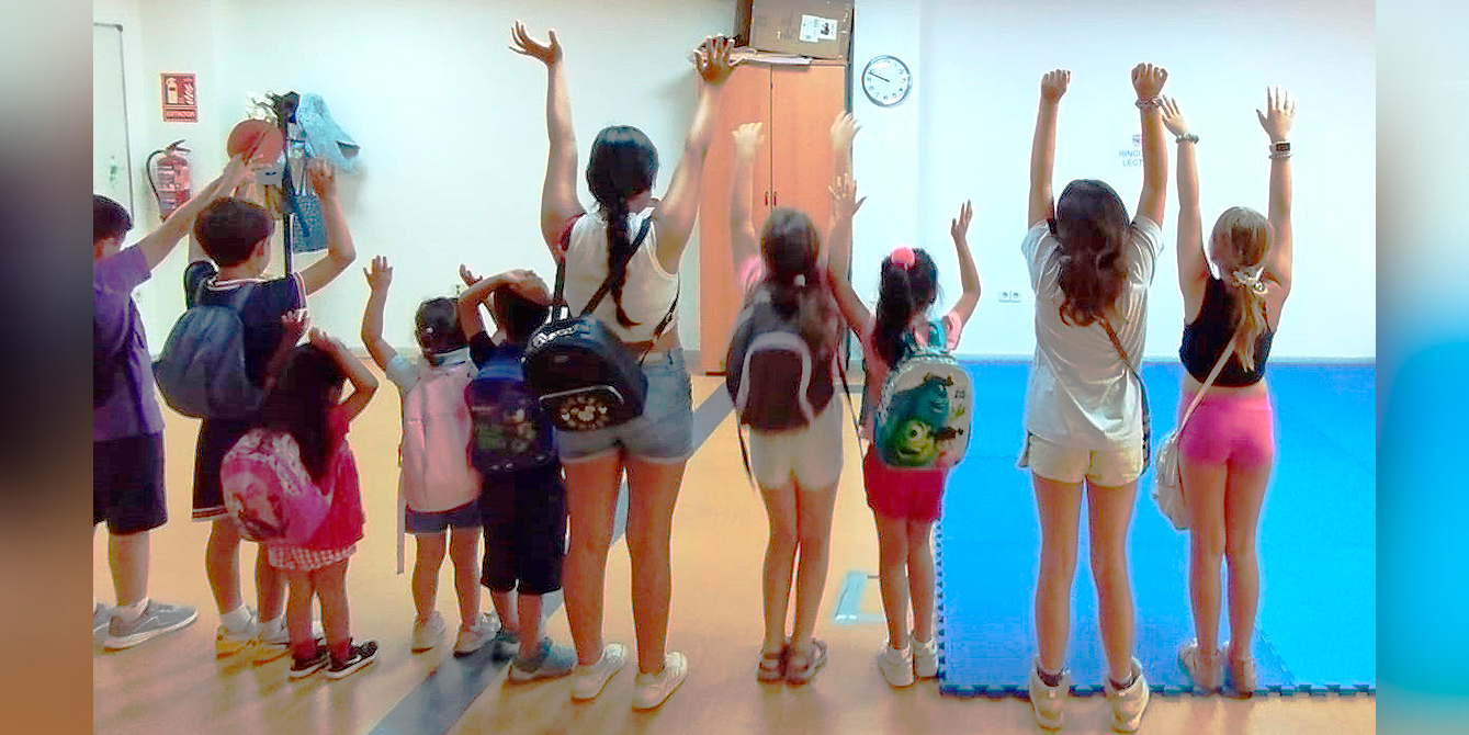 Manos arriba 2 ninios campamentos hurbanos hhtm2024