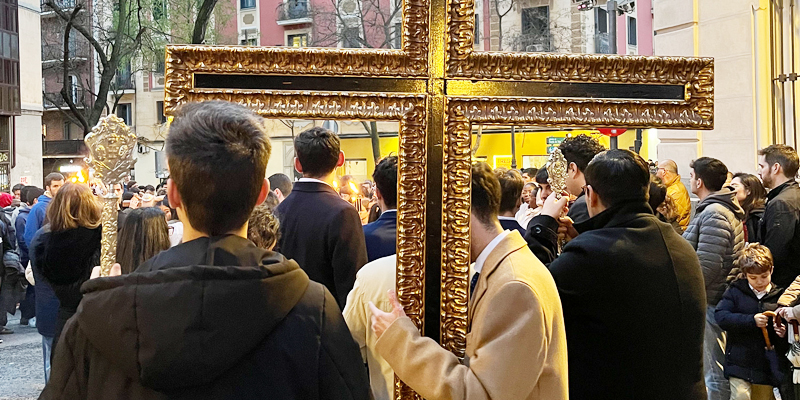 Via crucis previa cruz dorada