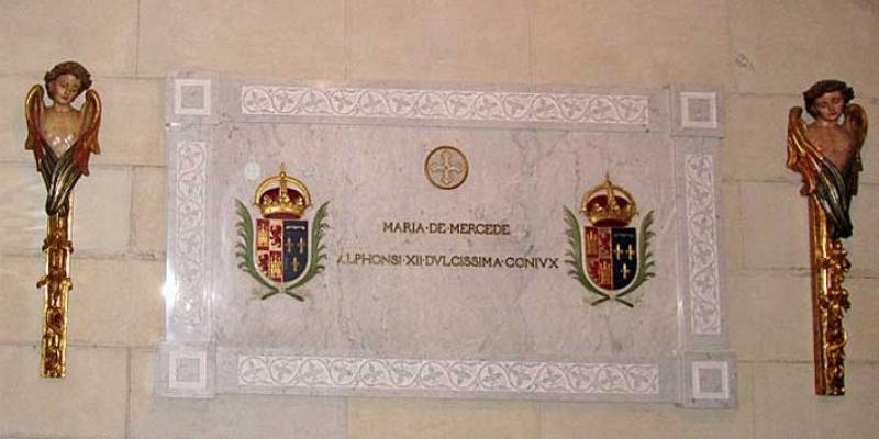 La reina Mercedes est&aacute; enterrada a los pies de la Virgen de la Almudena