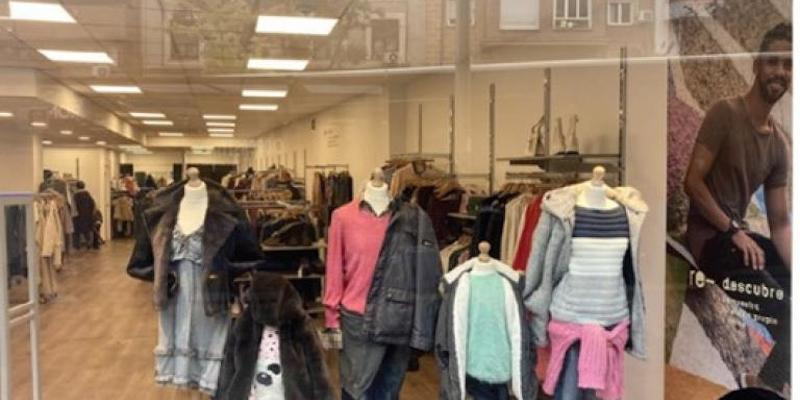 &Oacute;scar Garc&iacute;a Aguado bendice una tienda de Moda -re en la zona de Embajadores