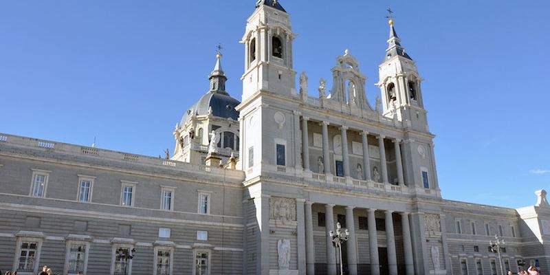 Seminaristas del Redemptoris Mater de Espa&ntilde;a y Prortugal participan en una Misa del env&iacute;o en la catedral de la Almudena