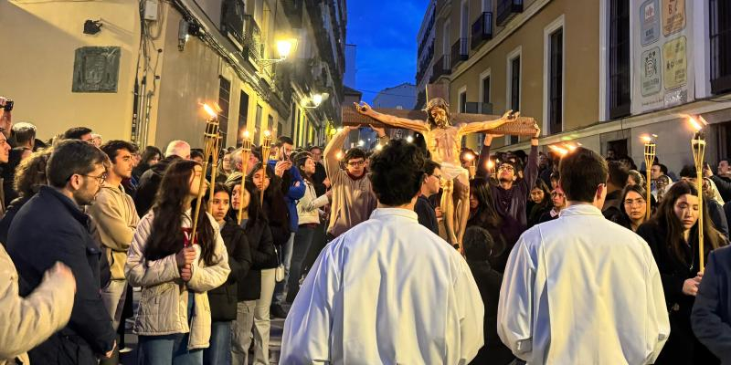 J&oacute;venes, cofrad&iacute;as y seminaristas llevan la cruz por las calles de Madrid en un V&iacute;a Crucis lleno de esperanza, unidad y paz