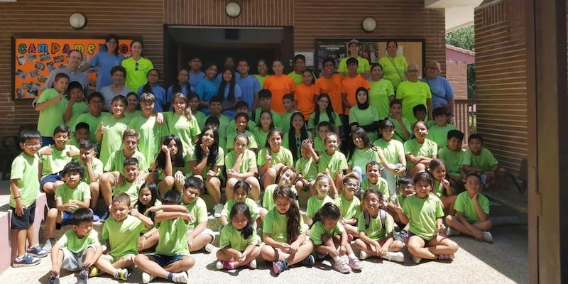 Foto del campamento de julio de 2023 en la puerta de la parroquia