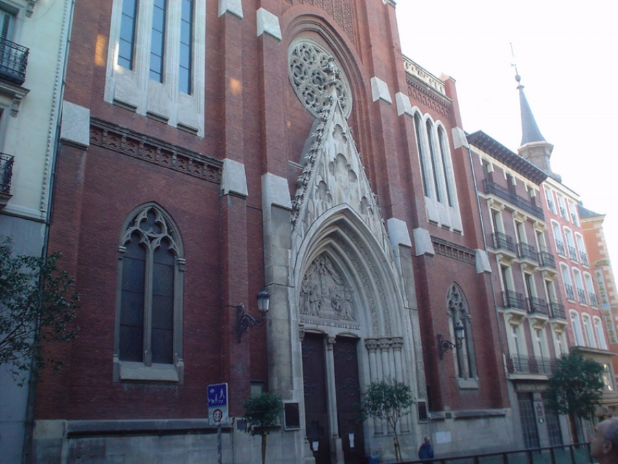 Reparto de panecillos y guindas en la parroquia de Santa Cruz en honor a San Antonio de Padua
