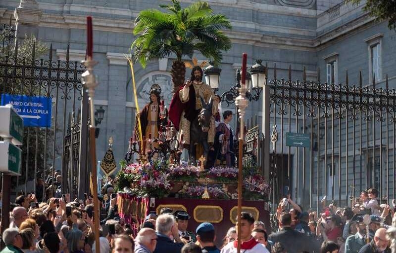 La Borriquita realiza su salida estacional en el Domingo de Ramos desde la catedral de la Almudena