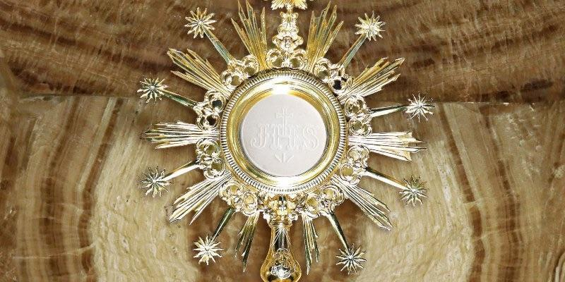 Amistad en Cristo con Mar&iacute;a dirige en la cripta de la Almudena la adoraci&oacute;n eucar&iacute;stica mensual de Apostolado Seglar