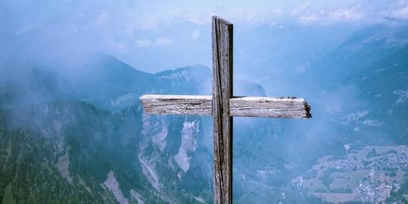 Una Cruz de San Ram&oacute;n Nonato preside en el Viernes Santo el v&iacute;a crucis interparroquial del arciprestazgo