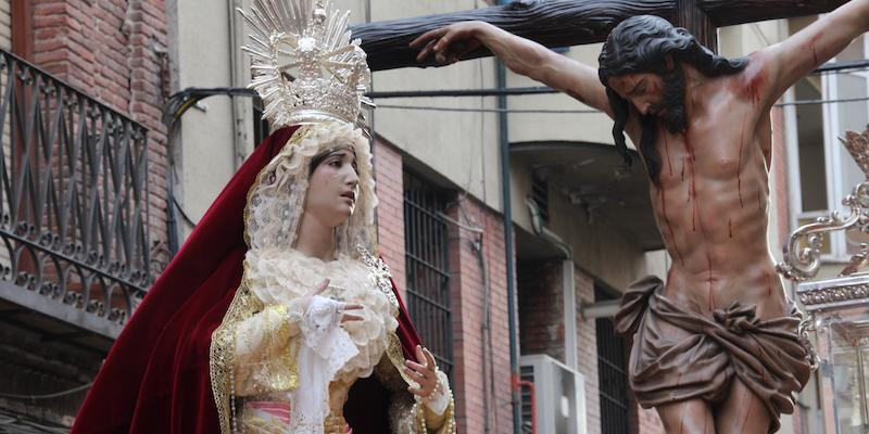 El Sant&iacute;simo Cristo del Perd&oacute;n y Mar&iacute;a Sant&iacute;sima de la Misericordia recorren Puente de Vallecas en el Viernes de Dolores