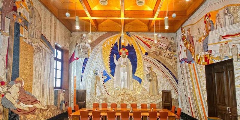 El padre Marko Iv&aacute;n Rupnik, SJ, decor&oacute; la Sala Capitular del cabildo catedral