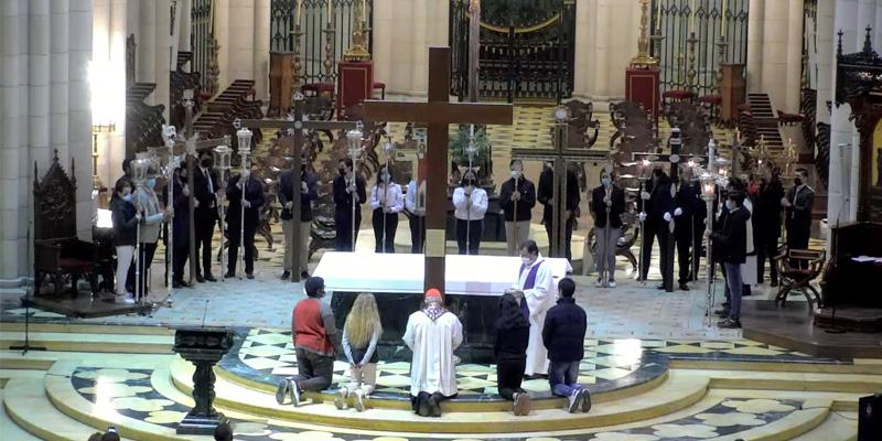 V&iacute;a crucis de las hermandades: &laquo;El Se&ntilde;or nos invita a ponernos al nivel de quien est&aacute; ca&iacute;do, derrotado, deprimido&raquo;