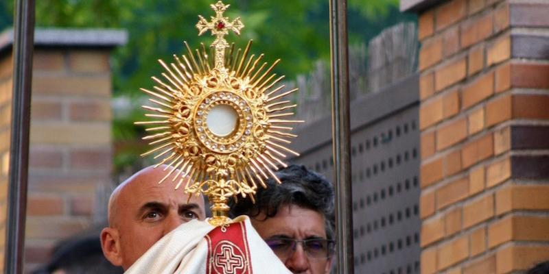 Misa y procesi&oacute;n en Nuestra Se&ntilde;ora del Carmen de Pozuelo en la solemnidad del Corpus Christi