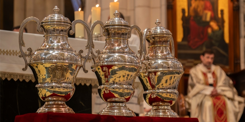 El cardenal Jos&eacute; Cobo preside la Misa Crismal en la catedral de la Almudena