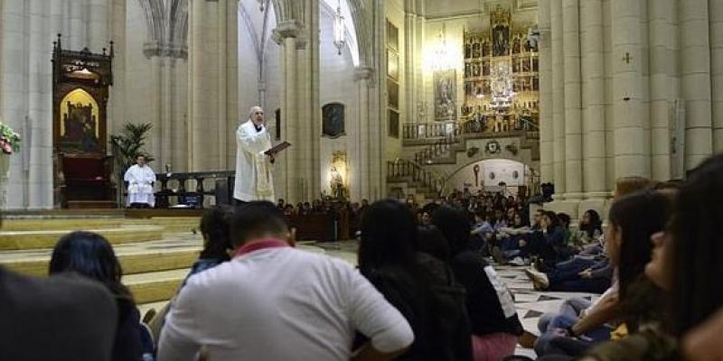 El cardenal Osoro preside en la catedral una nueva vigilia de oraci&oacute;n con los j&oacute;venes