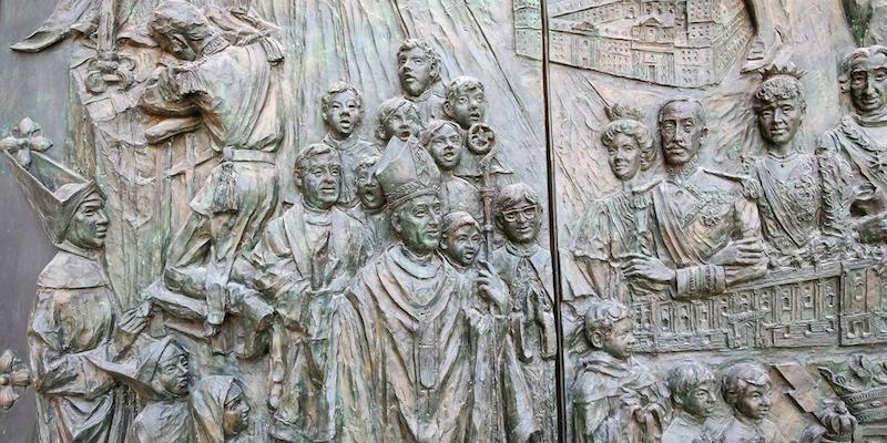 Luis Sanguino realiz&oacute; las puertas de bronce de la fachada principal de la catedral de la Almudena