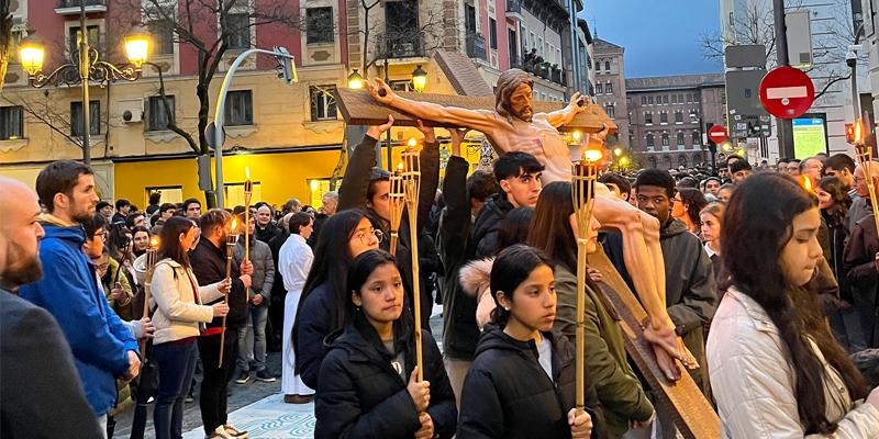 &Aacute;lex Su&aacute;rez, cofrade, ante el v&iacute;a crucis de los j&oacute;venes: &laquo;Para las cofrad&iacute;as es una forma de sentirnos parte de la di&oacute;cesis&raquo;