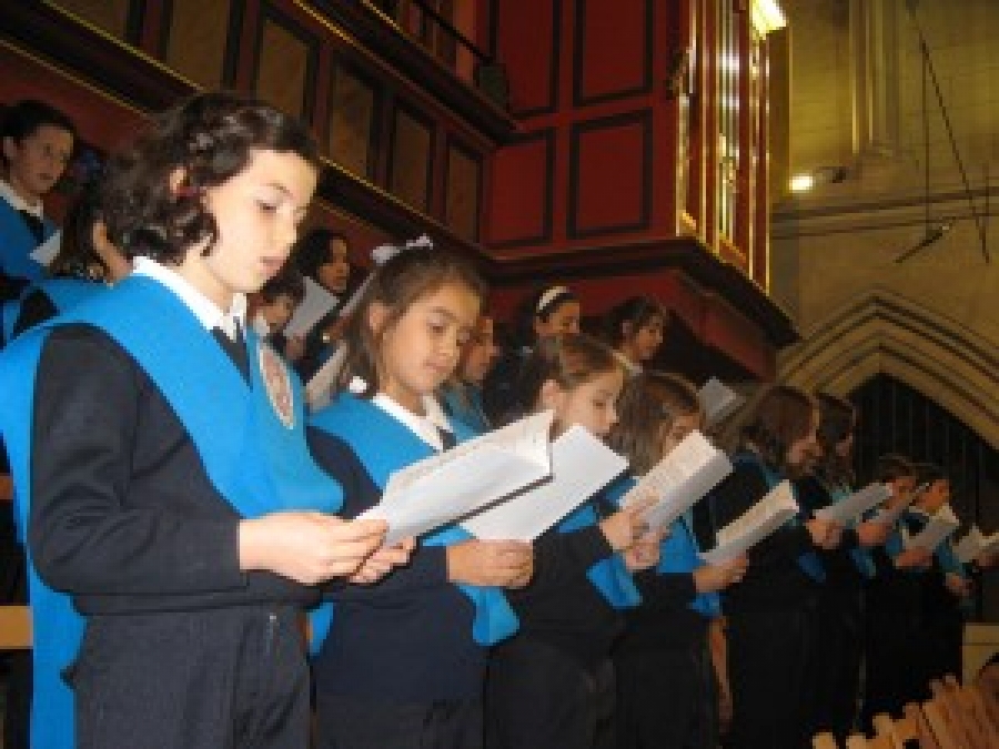 La Escolan&iacute;a 'Virgen de la Almudena' canta en la catedral en mayo