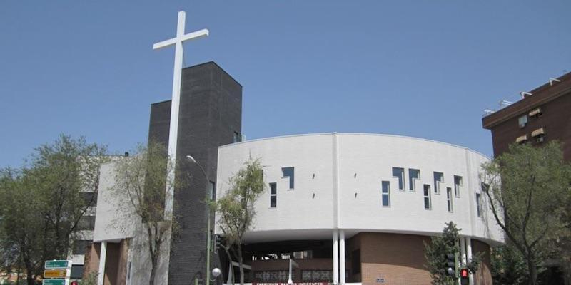 &Oacute;scar Garc&iacute;a Aguado administra el sacramento de la Confirmaci&oacute;n en Santos Inocentes