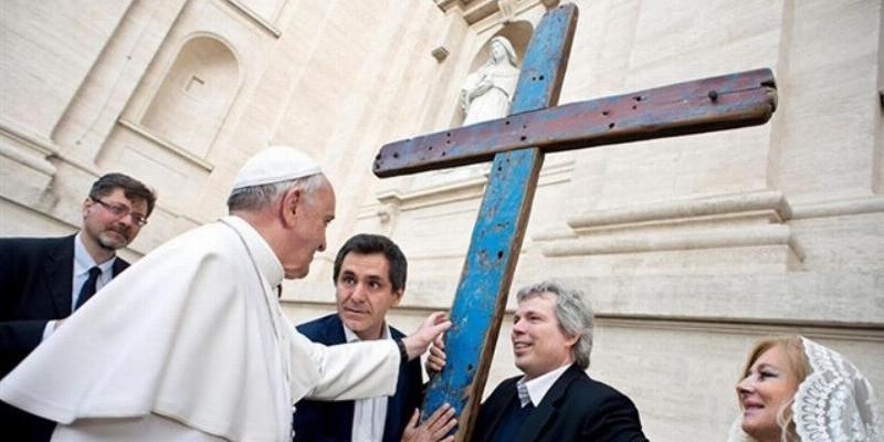 Encuentro y Solidaridad organiza una oraci&oacute;n con la cruz de Lampedusa