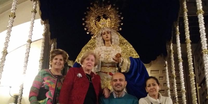 As&iacute; se viste a la Virgen de Los Gitanos