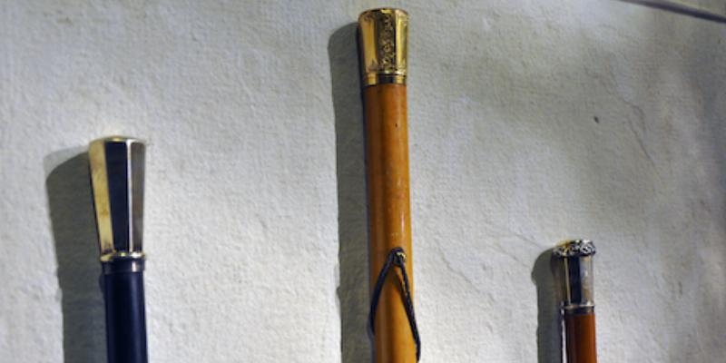 La Virgen de la Almudena tiene el Bast&oacute;n del alcalde de Madrid don Alberto Alcocer